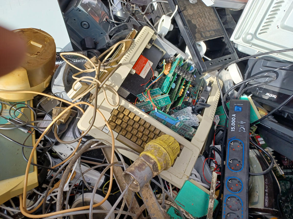 Apple II spotted in a landfill